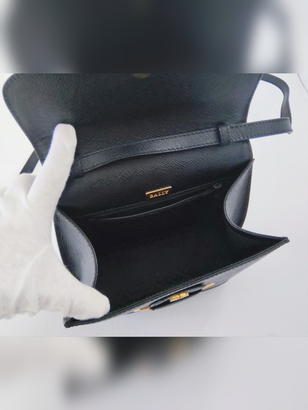 Bally Swiss Vintage Black Leather Crossbody with Gold 'B' Hardware. 8×7×3. - Picture 9 of 11